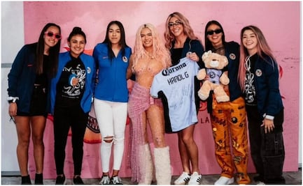 ¡Águilas bichotas! Karol G convivió con América Femenil en el Estadio Azteca