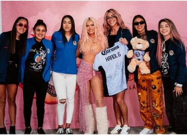 ¡Águilas bichotas! Karol G convivió con América Femenil en el Estadio Azteca