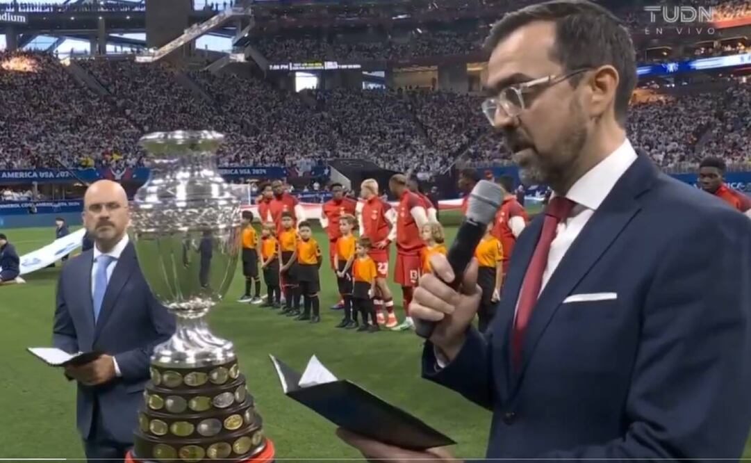 Una par de predicadores dieron mensajes religiosos en inglés y español antes de que arrancara la Copa América. Foto: Especial