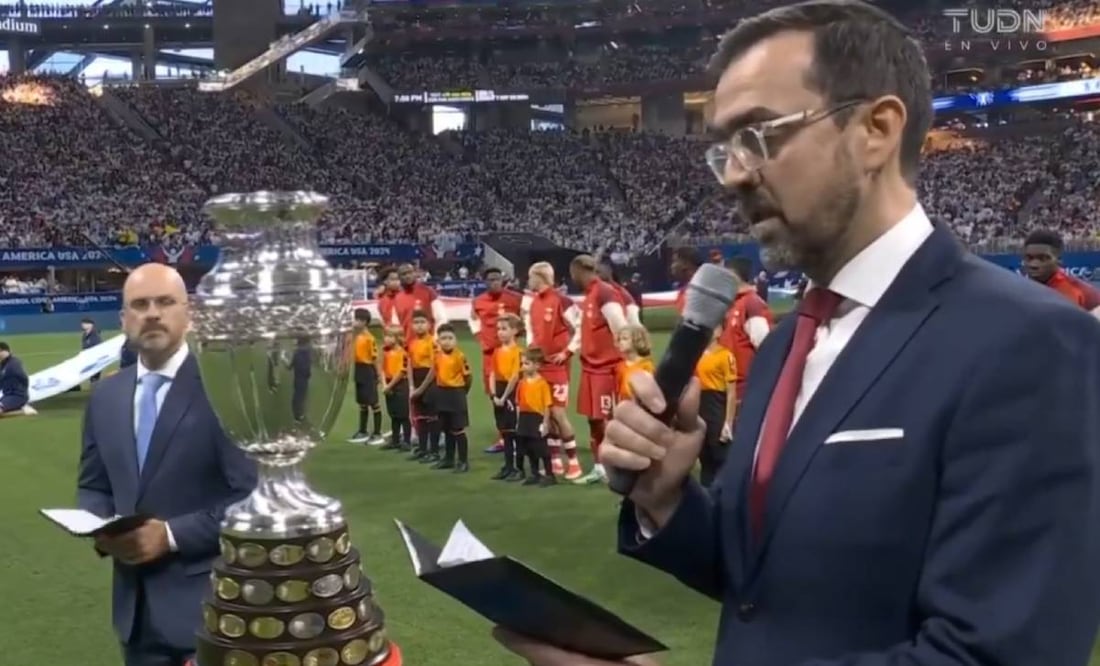 Una par de predicadores dieron mensajes religiosos en inglés y español antes de que arrancara la Copa América. Foto: Especial