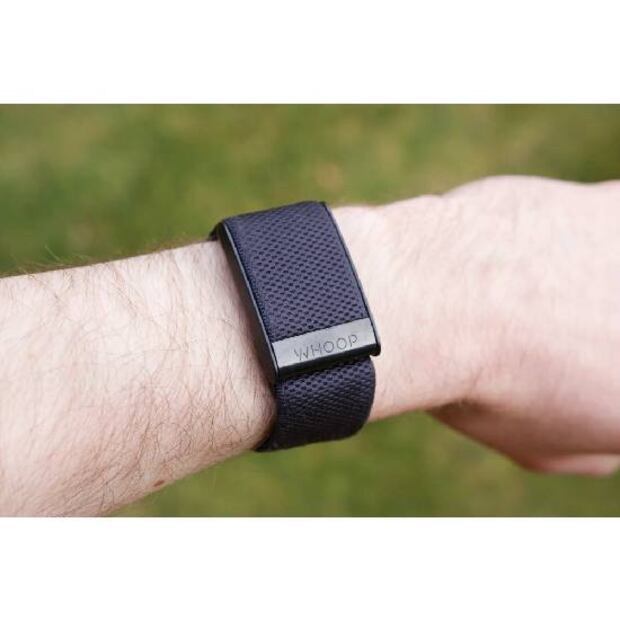 La pulsera que usó Sergio Canales es una Whoop, que sirve para monitorear la salud de los deportistas. Foto: Especial
