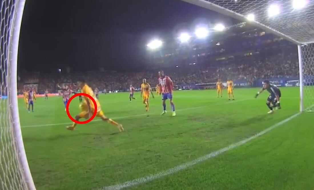 Diego Reyes evitó con la mano el segundo gol de los potosinos, pero el VAR no marcó penalti. Foto: Especial