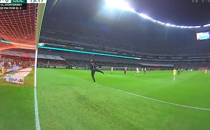 ¡Se salvó el América! Piojo Alvarado sacó un riflazo que pegó en el poste