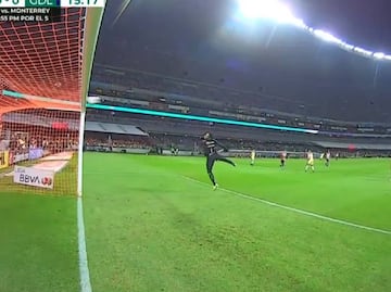 ¡Se salvó el América! Piojo Alvarado sacó un riflazo que pegó en el poste