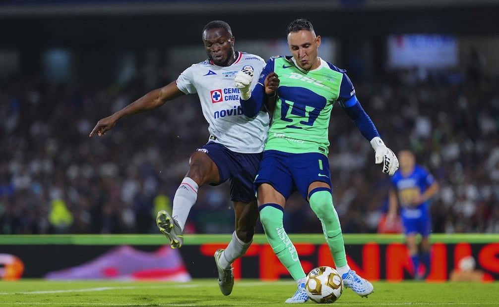 Christian Ebere y Keylor Navas, durante la final del torneo Clausura 2026 entre Cruz Azul y Pumas - Foto: Imago7