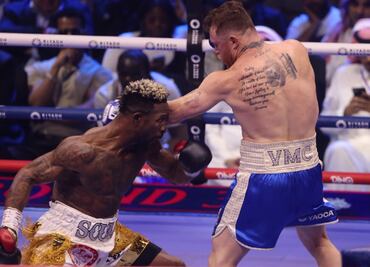 El réferi le pidió a Canelo Álvarez que soltara más golpes en la pelea con William Scull