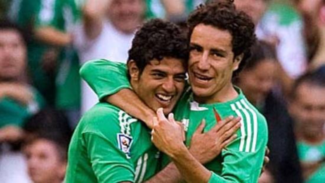 Carlos Vela y Efraín Juárez jugaron juntos en la Selección Mexicana. Foto: Especial
