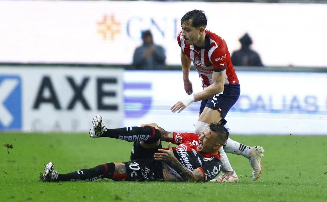 Brian Lozano sufrió escalofriante lesión en la rodilla en el Clásico Tapatío.  Foto: Imago7