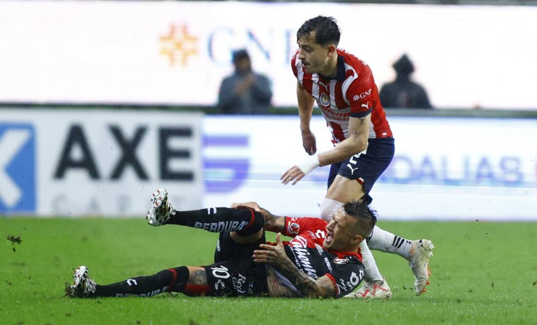 Brian Lozano sufrió escalofriante lesión en la rodilla en el Clásico Tapatío.  Foto: Imago7