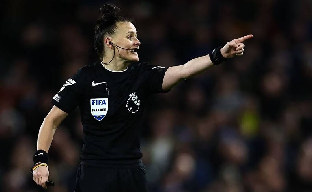 Rebecca Welch se encargó de impartir la justicia en el Fulham contra Burnley. Foto: AFP