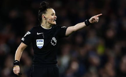 ¡Histórico! Rebecca Welch se convirtió en la primera mujer en pitar un partido de la Premier League