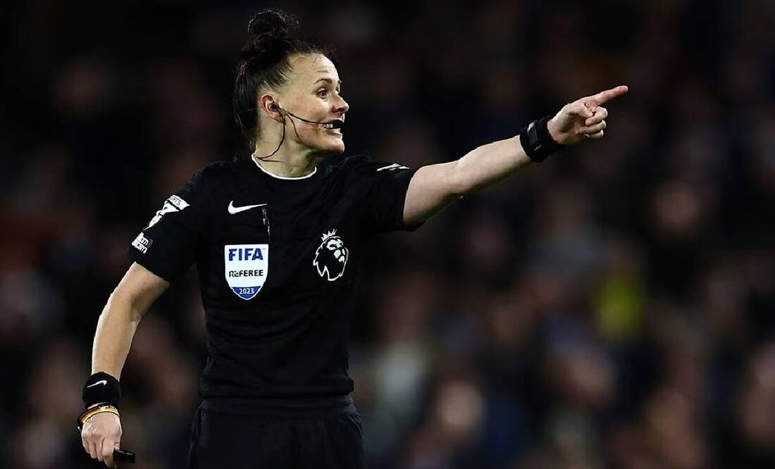 Rebecca Welch se encargó de impartir la justicia en el Fulham contra Burnley. Foto: AFP