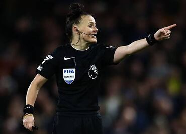 ¡Histórico! Rebecca Welch se convirtió en la primera mujer en pitar un partido de la Premier League