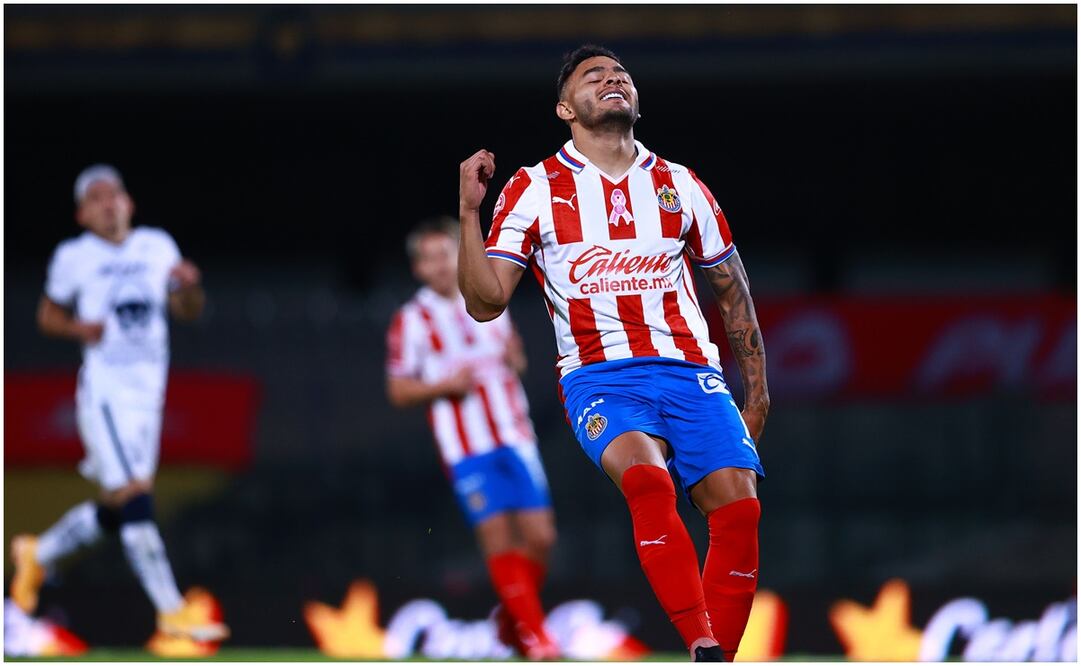 Alexis Vega lamentándose con Chivas ante Pumas en CU / FOTO: Imago7