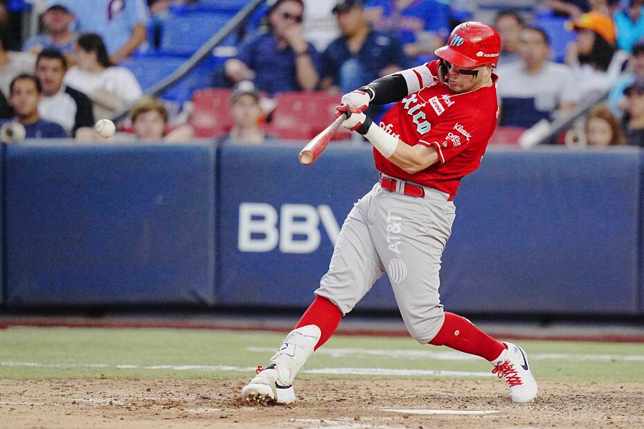 Julián Ornelas conecta la esférica en el tercer juego de la Serie del Rey. FOTO: Imago7