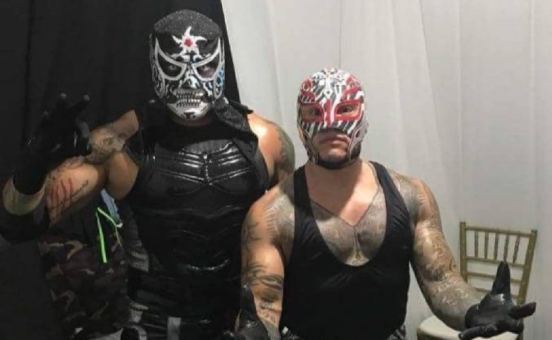 Rey Mysterio felicitó a Penta luego de que por fin debutó en la WWE. Foto: Especial
