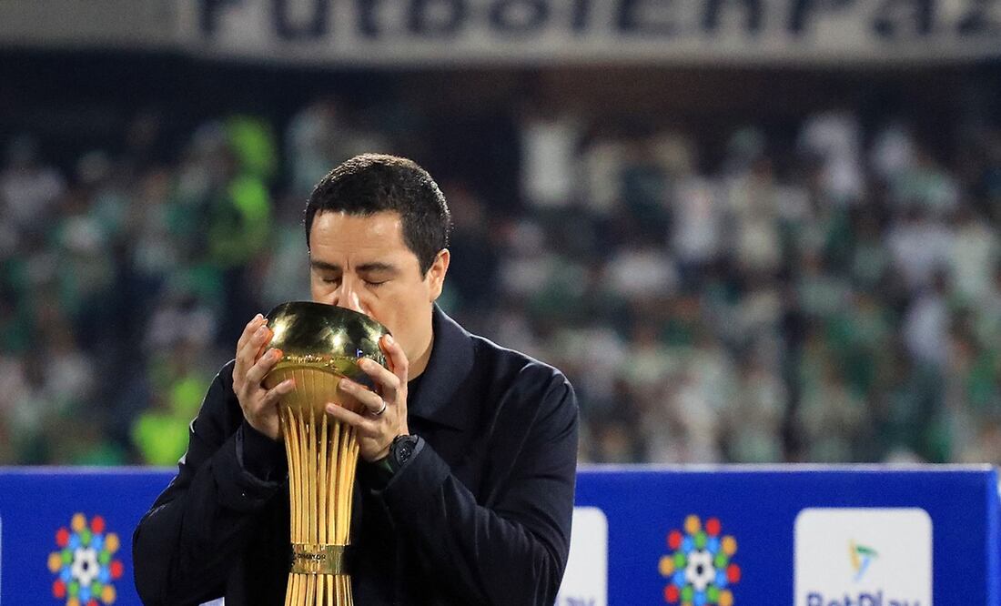 Efraín Juárez besando la copa de la liga colombiana, tras la victoria del Atlético Nacional ante Deportes Tolima - Foto: AFP