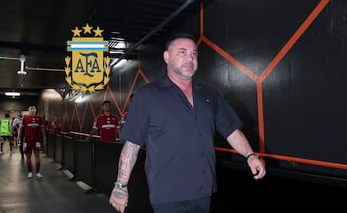 Antonio Mohamed levanta la mano para dirigir a la Selección de Argentina