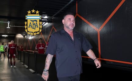 Antonio Mohamed levanta la mano para dirigir a la Selección de Argentina