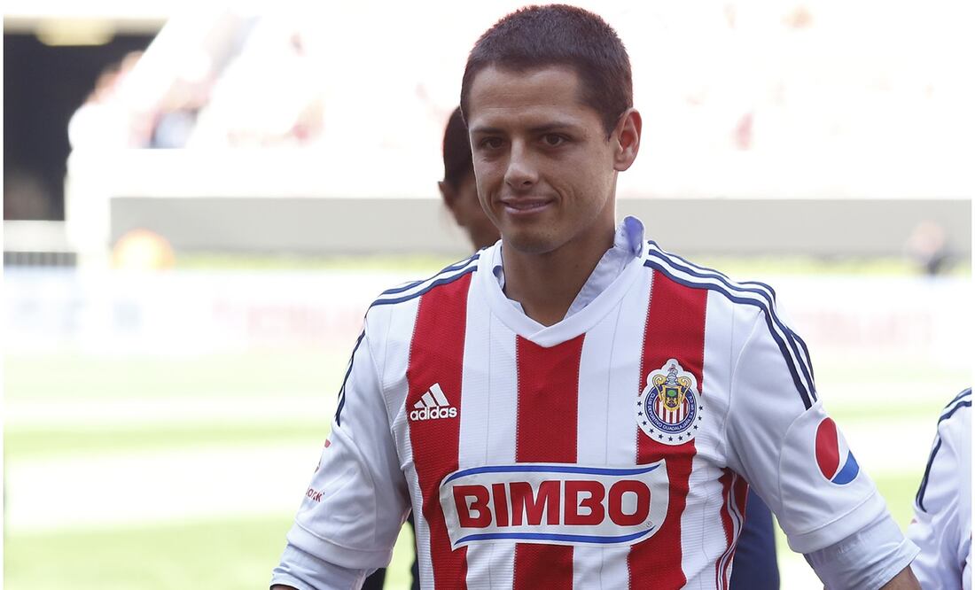 Chicharito Hernández con el jersey de Chivas - Imago7