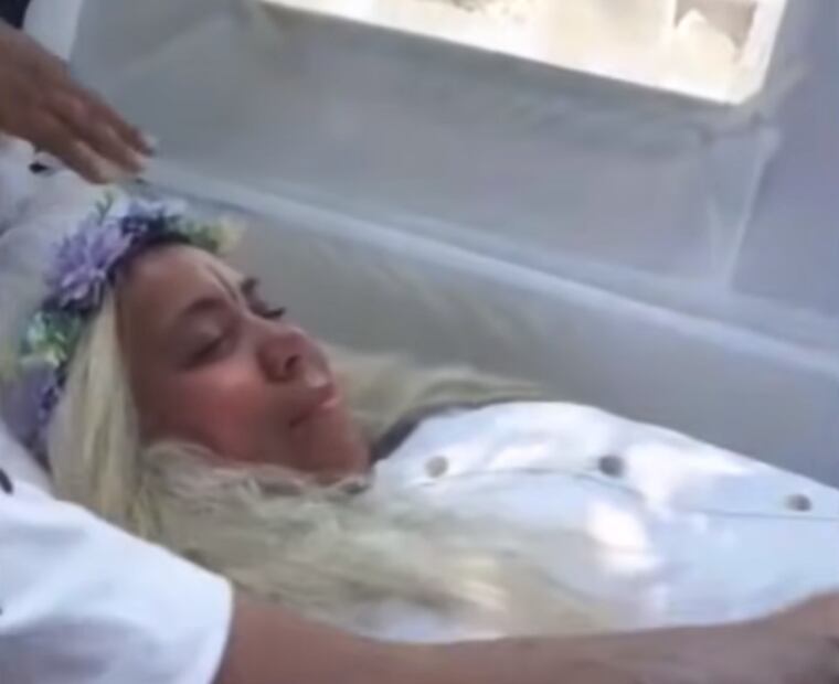Mujer organiza su funeral en vida para saber qué se siente morir