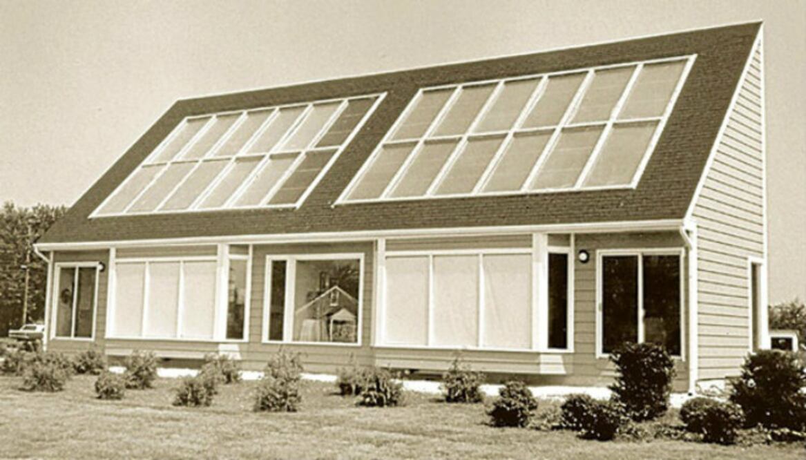 Con la arquitecta Eleanor Raymond, construyó una casa que regulaba la temperatura solo con la energía solar. Era conocida como “Dover Sun House” y se ubicaba en Massachusetts. En su construcción usó las sales de Glauber que tienen gran capacidad para almacenar calor. (Foto: Wikipedia)