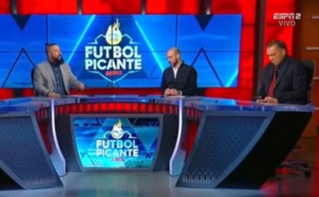 Álvaro Morales le jugó una broma a Mario Carrillo por estar distraído en su celular. Foto: Especial