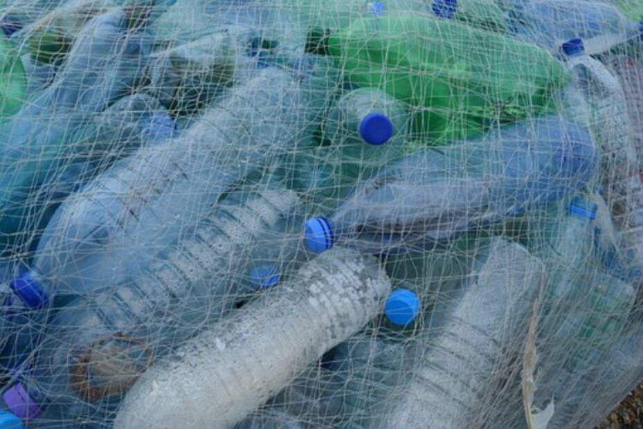 Vidrio, una opción para reducir el uso de botellas de plástico