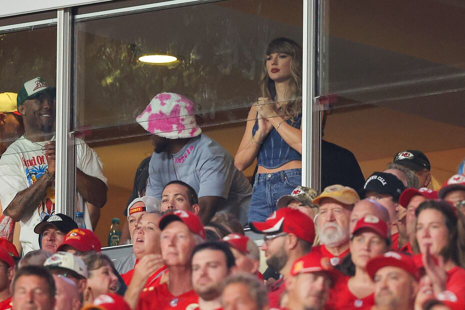 Taylor Swift observa con atención el duelo entre Chiefs y Ravens. FOTO: AFP