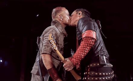 Con un beso Rammstein desafía la homofobia en Rusia