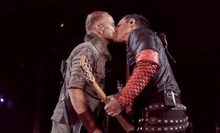 Con un beso Rammstein desafía la homofobia en Rusia