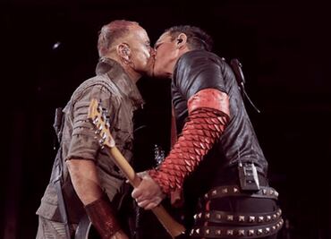 Con un beso Rammstein desafía la homofobia en Rusia