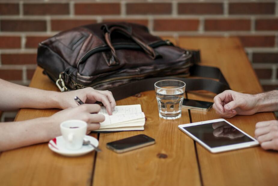 10 tips para conquistar a un compañero de trabajo