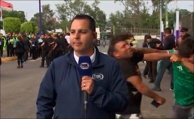 Aficionados protagonizan pelea en plena transmisión de TV; reportero casi se lleva un golpe