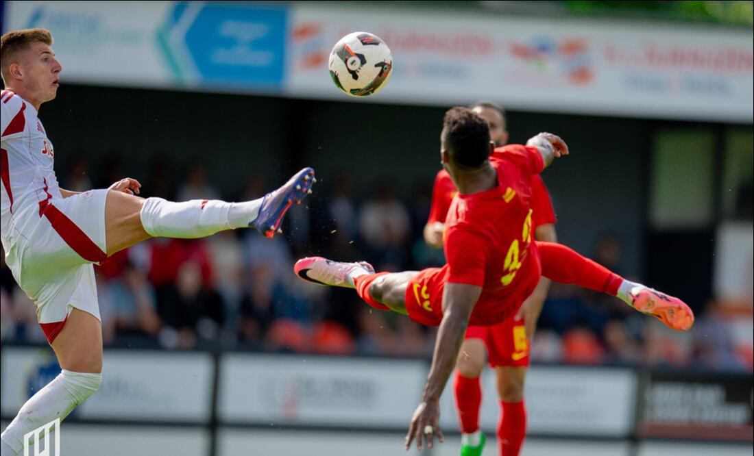 Julián Quiñones remató de tijera marcando un golazo. FOTO: @AlQadsiahEN