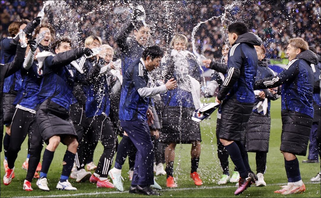 Jugadores de la selección de Japón celebran tras conseguir su pase a la justa mundialista de 2026. FOTO: EFE