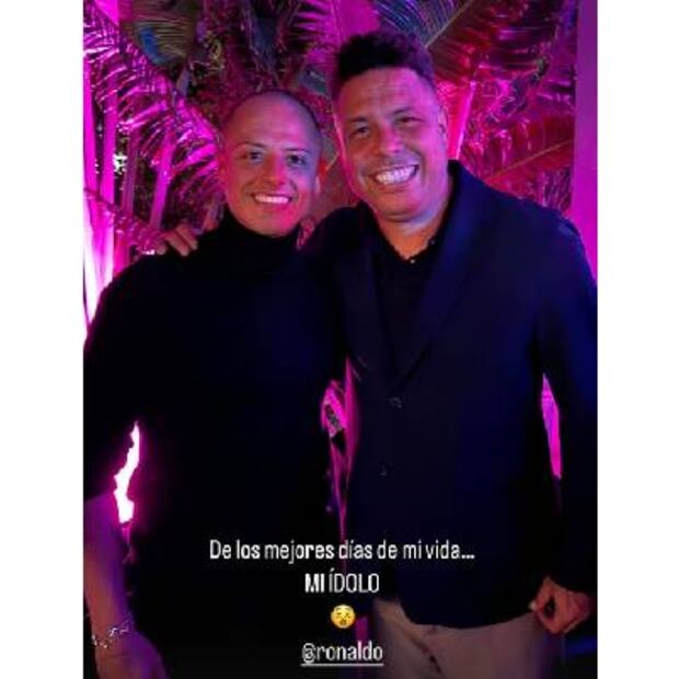 Javier Hernández posó junto a Ronaldo Nazário en un evento social. FOTO: @ch14_
