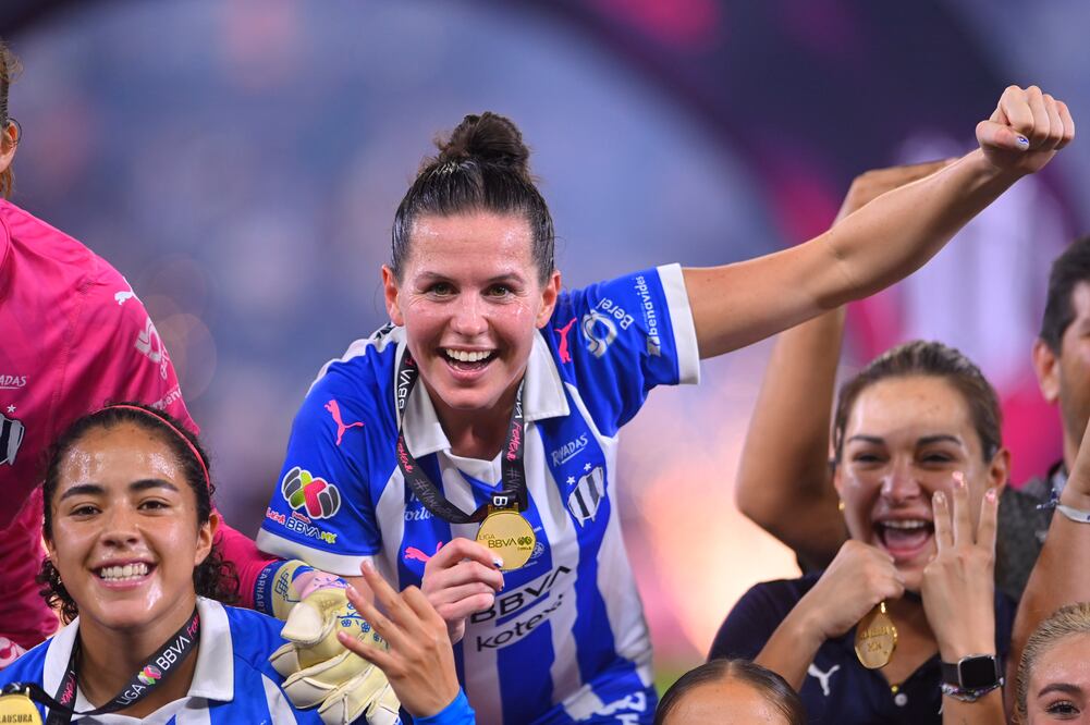 Merel Van Dongen presume la medalla de campeona de la Liga MX Femenil / Foto: Imago7