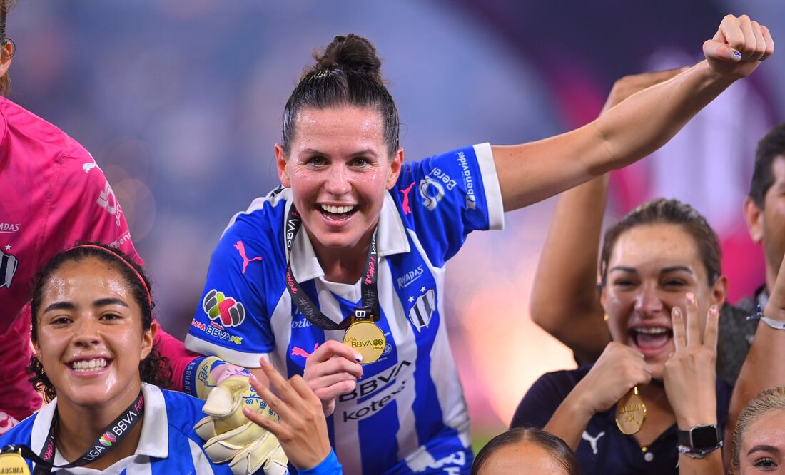 Merel Van Dongen presume la medalla de campeona de la Liga MX Femenil / Foto: Imago7