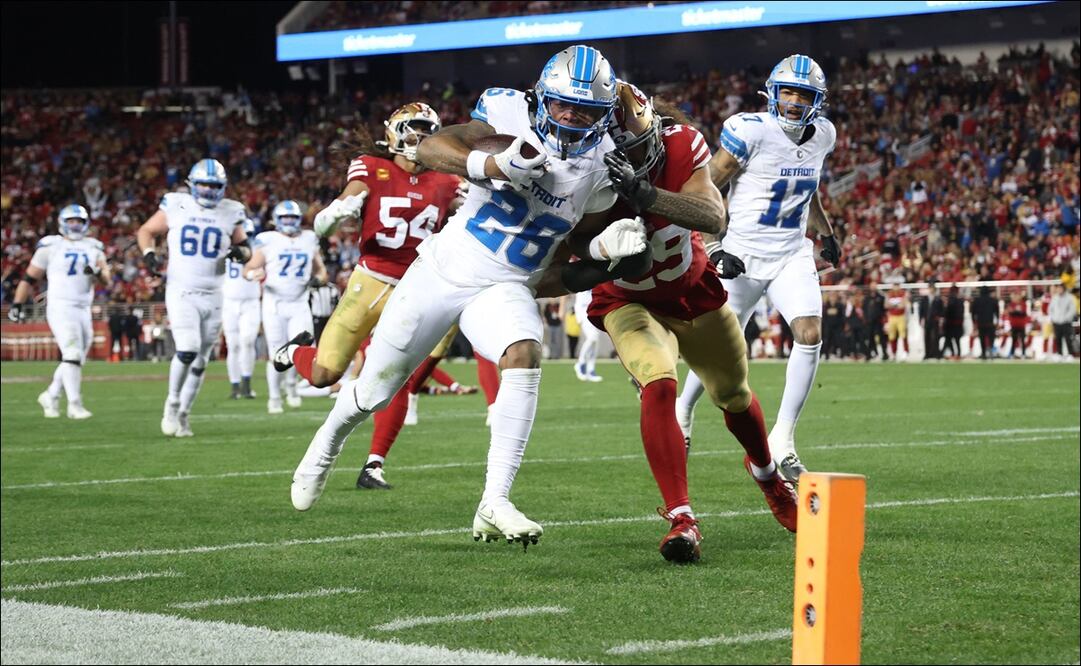 Jahmyr Gibbs (26) de los Detroit Lions logra un touchdown en el duelo ante losSan Francisco 49ers en el Levi's Stadium. FOTO: AFP