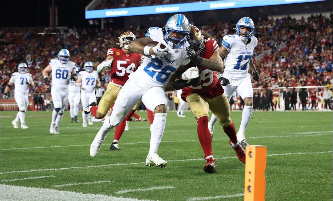 Jahmyr Gibbs (26) de los Detroit Lions logra un touchdown en el duelo ante losSan Francisco 49ers en el Levi's Stadium. FOTO: AFP