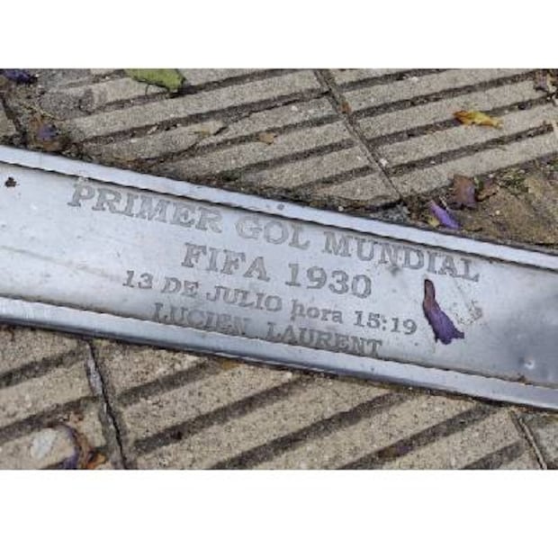 Así luce la placa en el lugar donde se anotó el primer gol en la historia de los Mundiales, hoy, en un barrio residencial de Uruguay. FOTO: ESPECIAL