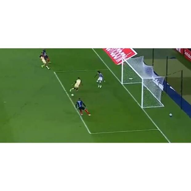 El error de Cáceres le dejó servido el gol de la victoria a Rogelio Funes Mori. Foto: Especial