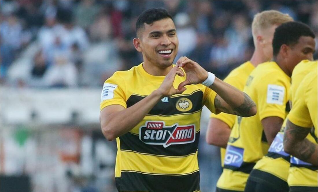 El mexicano Orbelín Pineda celebra una anotación con el AEK Atenas. FOTO: Especial