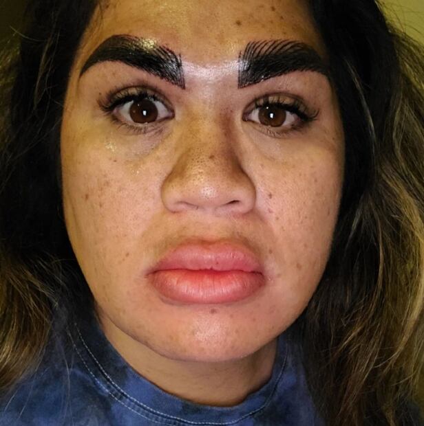 Mujer pagó 7 mil pesos por microblading y le arruinaron la cara