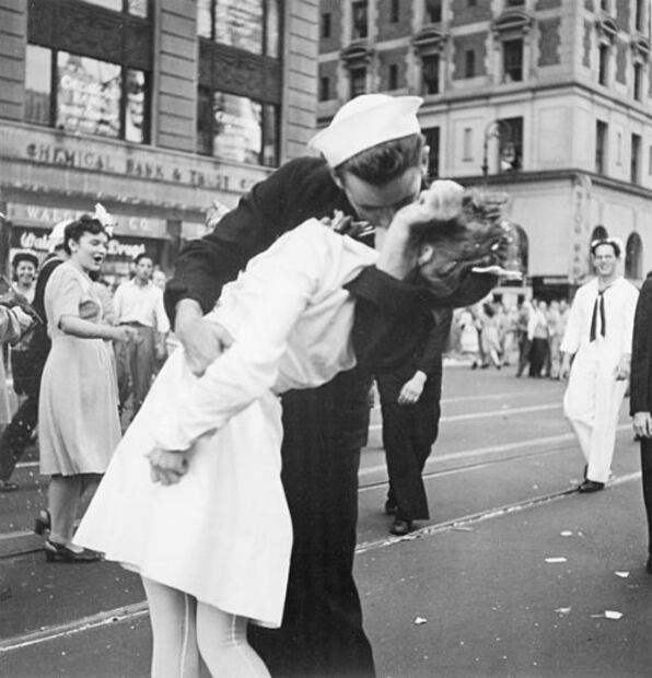 1945: La verdadera historia detrás del icónico beso de Times Square