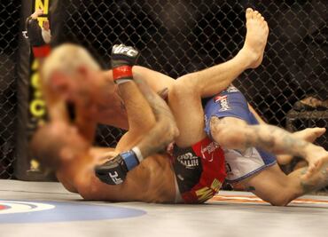 Luchadores se golpean sus partes blandas al mismo tiempo y ambos caen a la lona