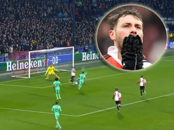 VIDEO: Santiago Giménez falló una jugada clara de gol ante el Atlético de Madrid