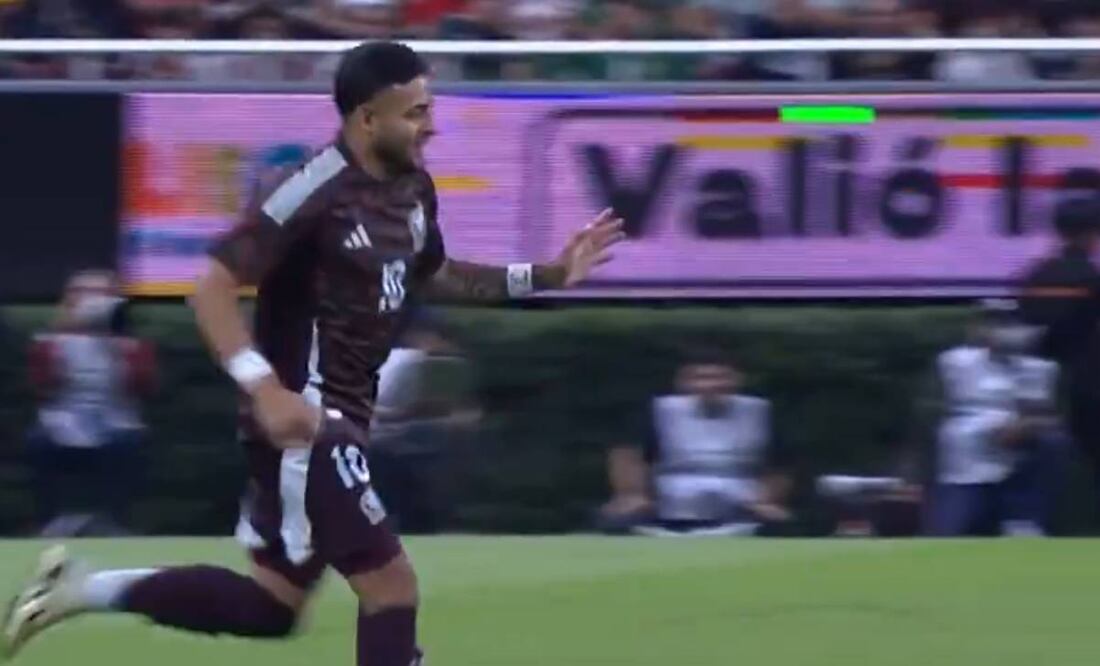 La afición no olvida a Alexis Vega y lo abuchea.  Foto: Imago7.