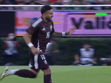 Alexis Vega es abucheado por la afición mexicana en el estadio Akron